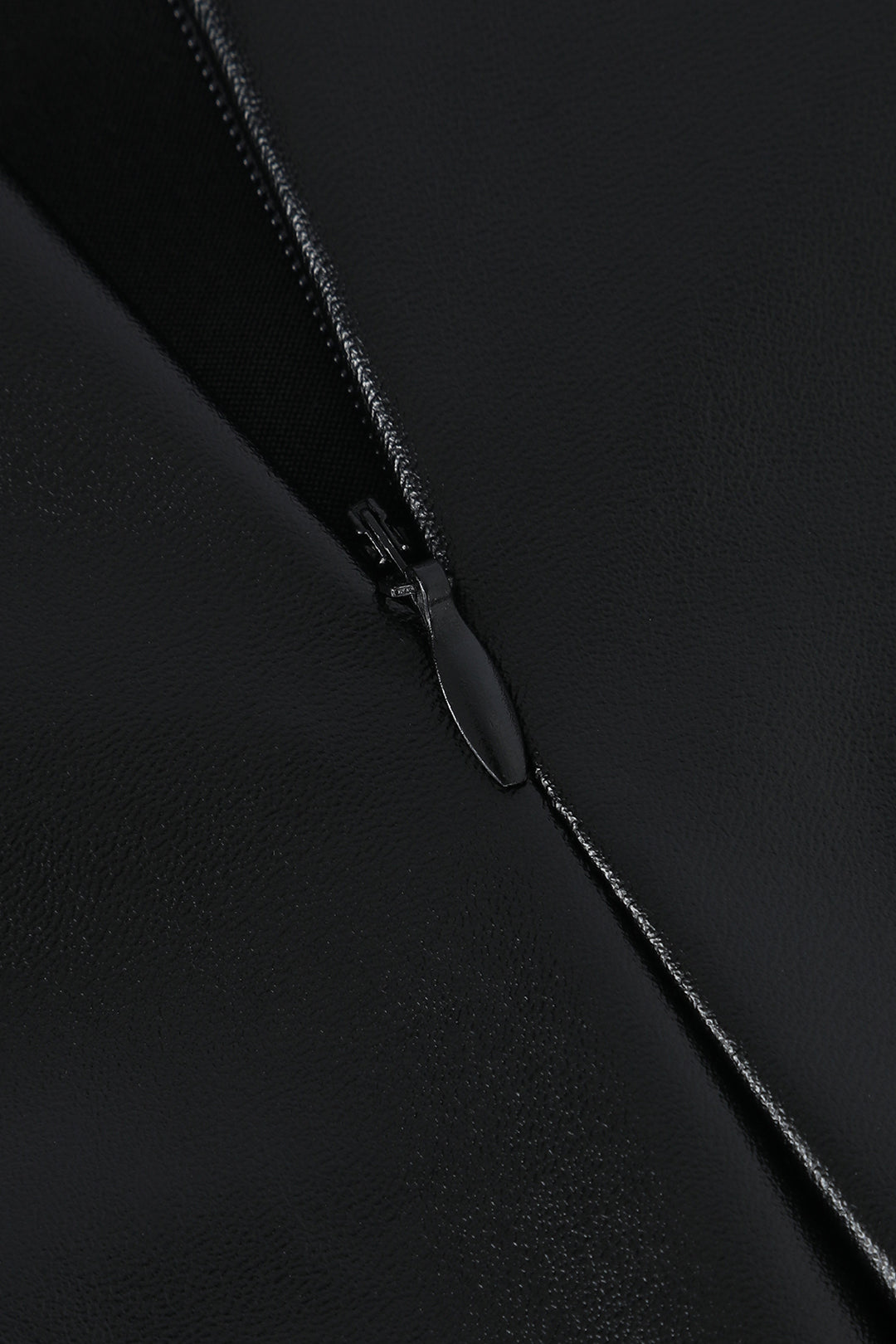 חצאית מידי עם רוכסן דמוי עור 