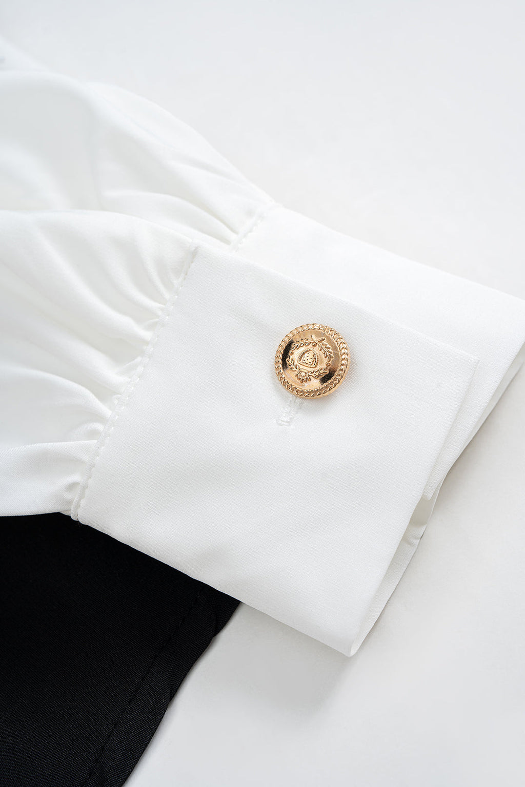 חולצה ארוכת שרוולים עם קפלים וצווארון V בעיצוב מטאלי 