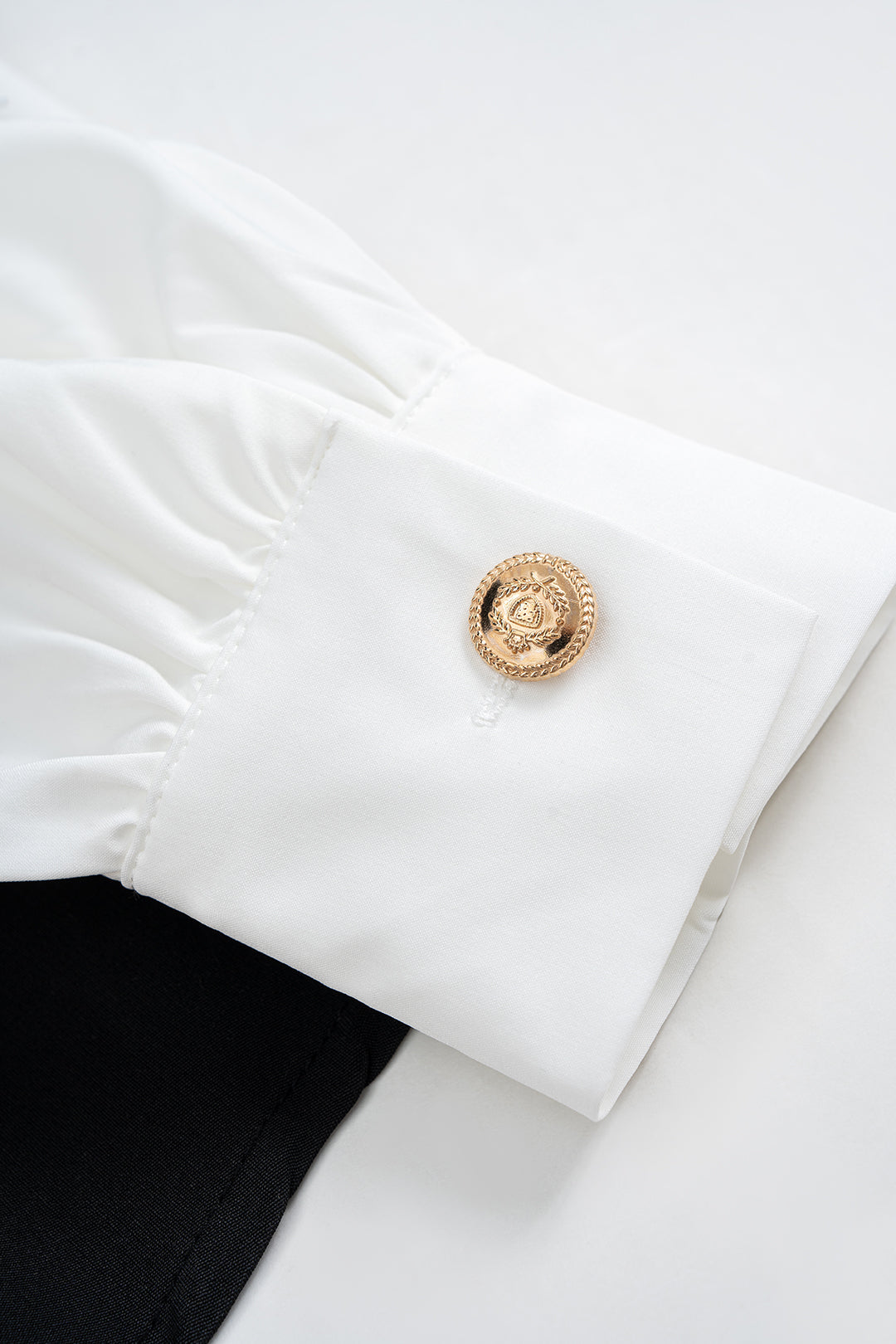 חולצה ארוכת שרוולים עם קפלים וצווארון V בעיצוב מטאלי 