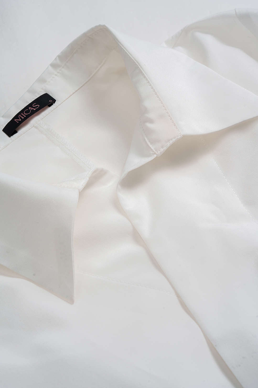 חולצה ארוכת שרוולים עם כפתורים וסגירה 