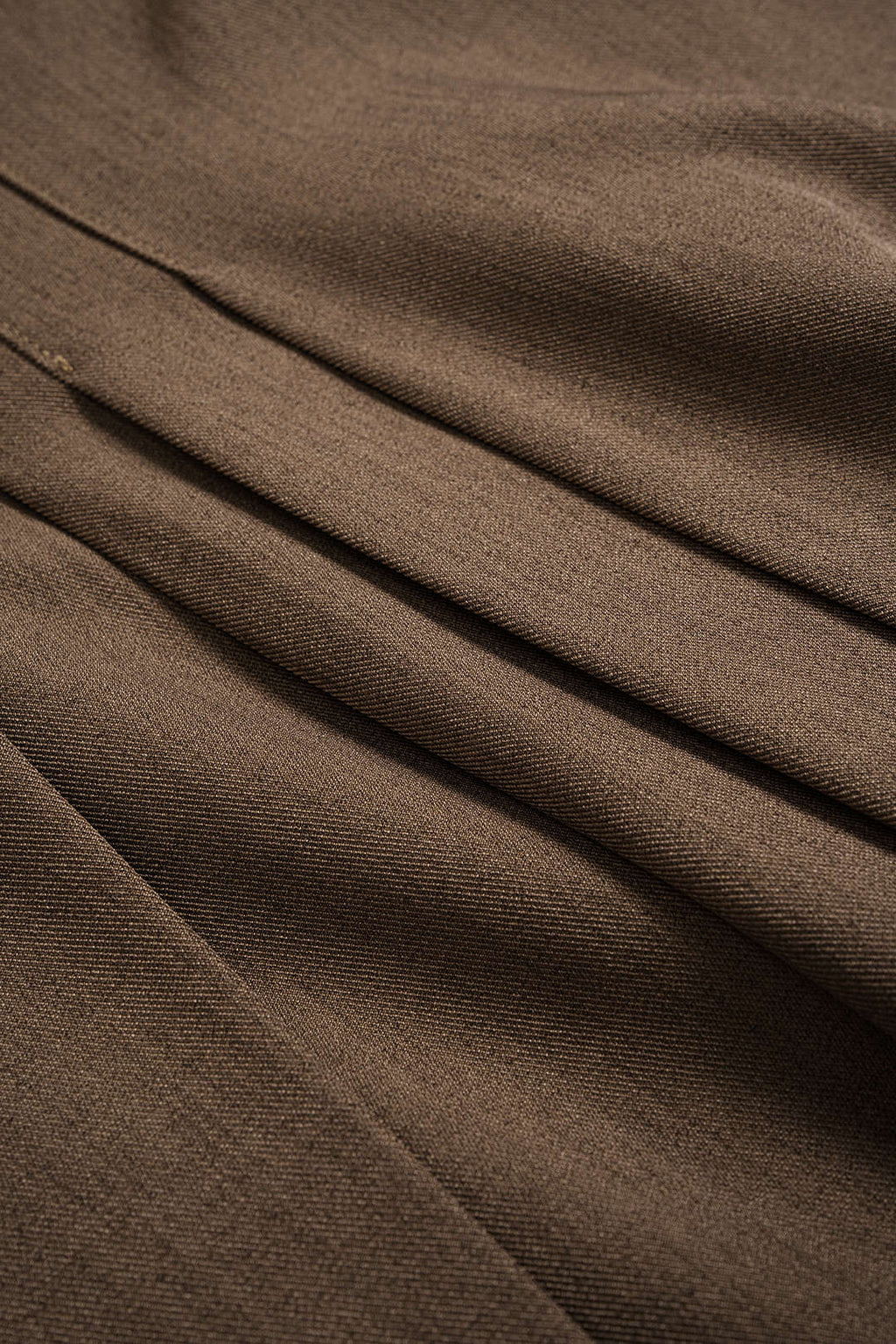 חצאית אסימטרית עם קפלים ומותניים גבוהים 