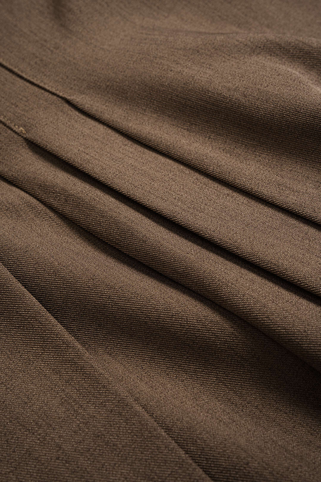 חצאית אסימטרית עם קפלים ומותניים גבוהים 