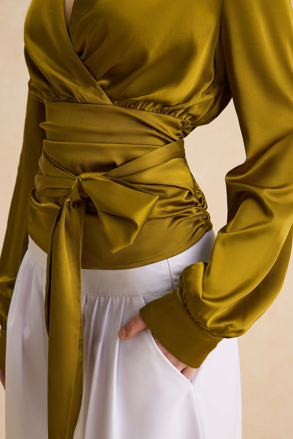 חולצה ארוכת שרוולים עם קפלים וקשירה מלפנים של סאטן 