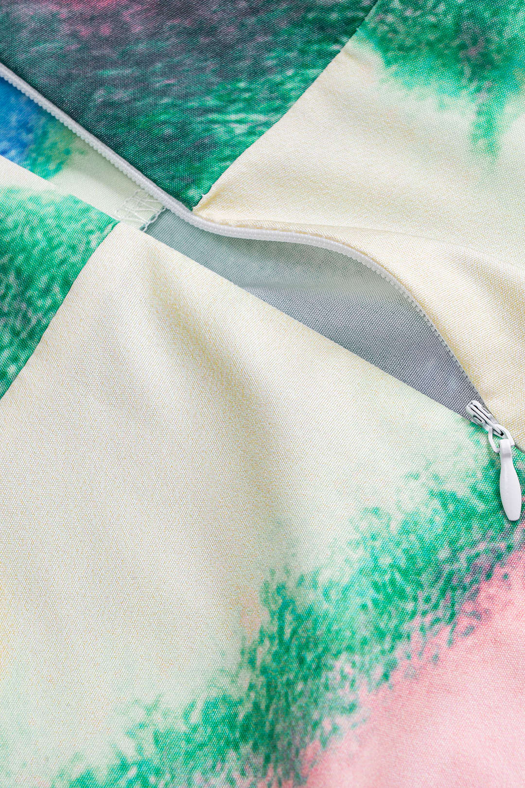 שמלת מידי עם צווארון V וגזרה ארוכה בהדפס צבעי מים 