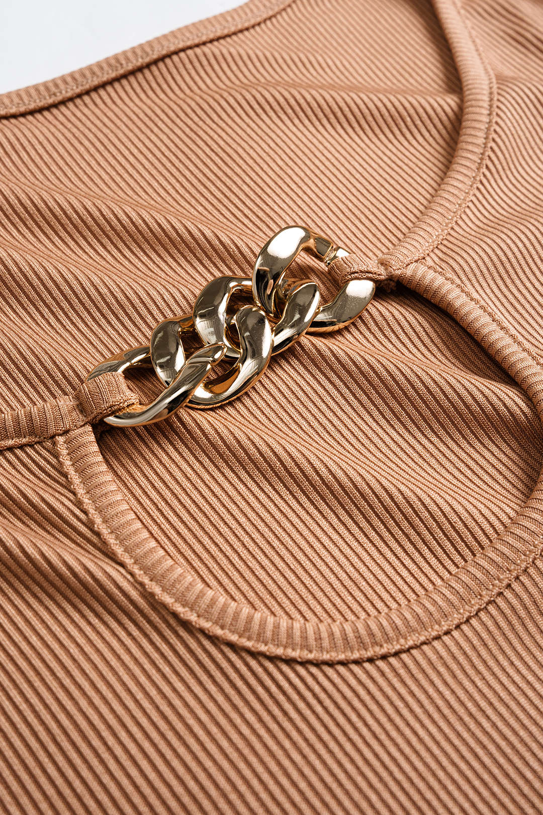 שמלת מיני עם שרוולים ארוכים וגזרות בעיצוב מטאלי 