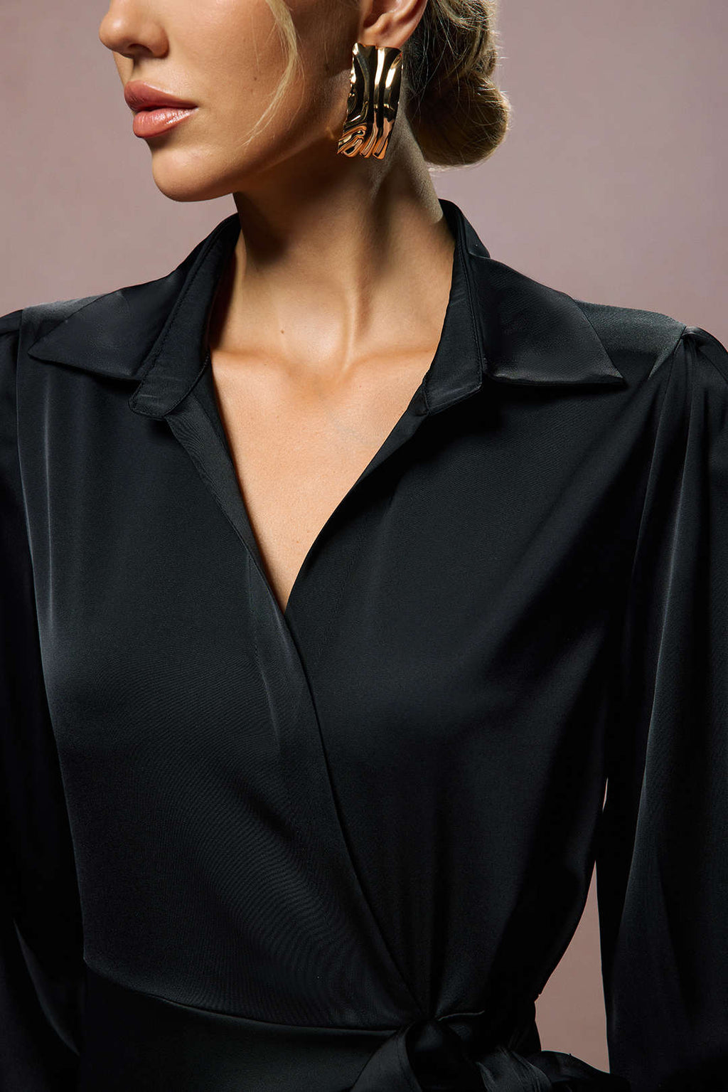 שמלת מיני ארוכת שרוולים עם קשירה קדמית וצווארון V מסאטן 