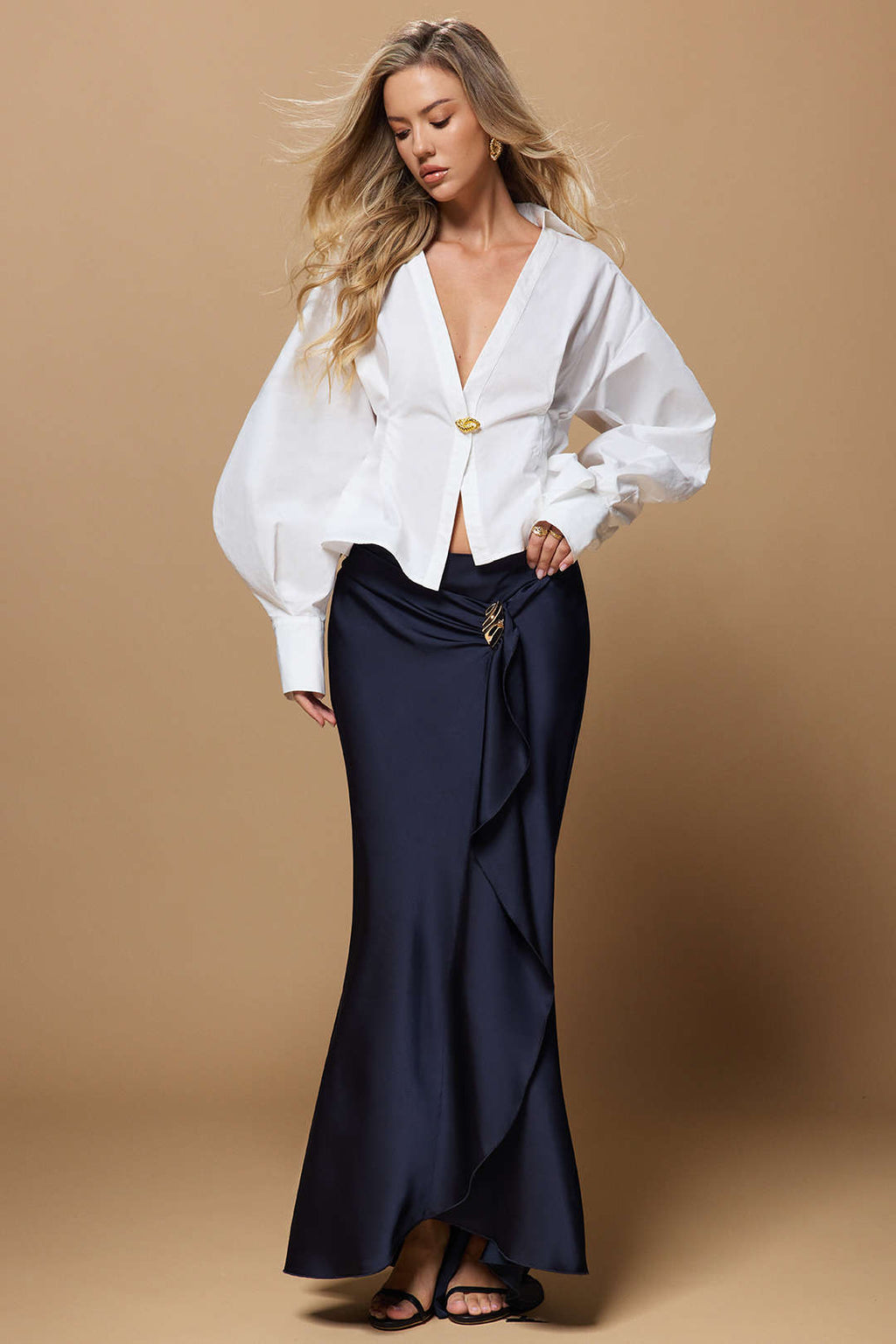 חצאית אסימטרית עם קפלים סאטן 