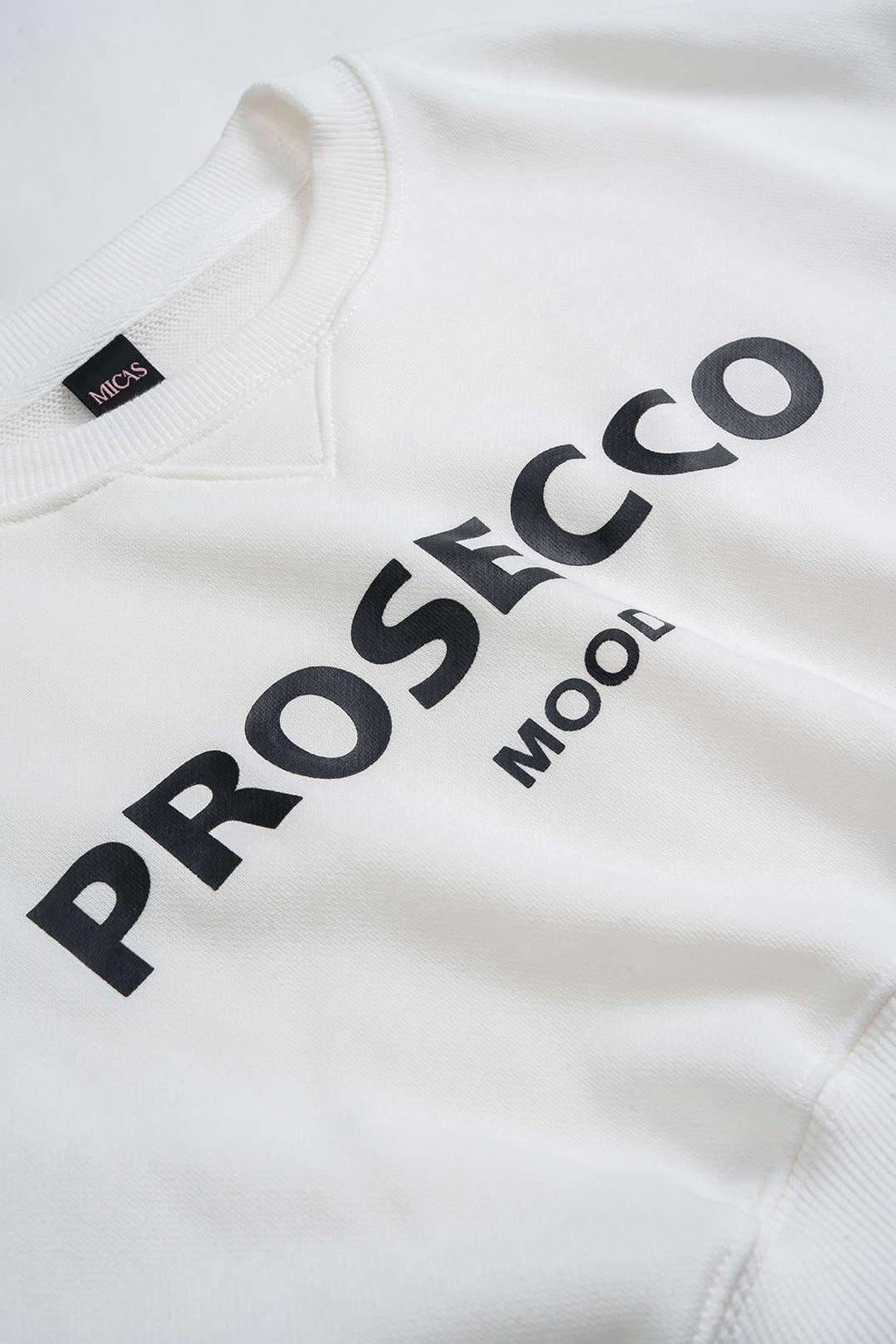 סווטשירט עם צווארון עגול ושרוולים ארוכים עם הדפס אותיות 