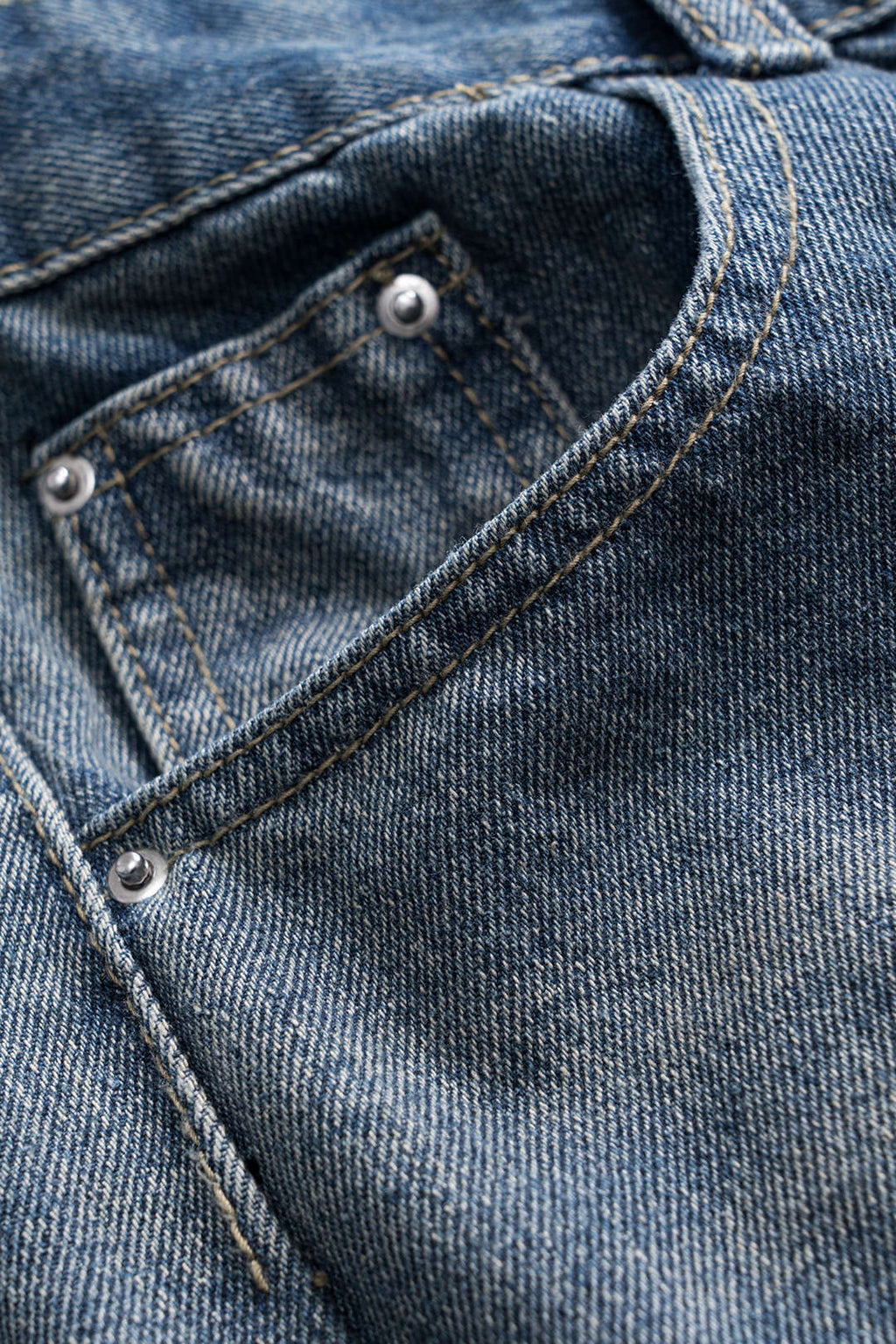 Jeans Rectos de Denim Bordados con Detalles Sutiles