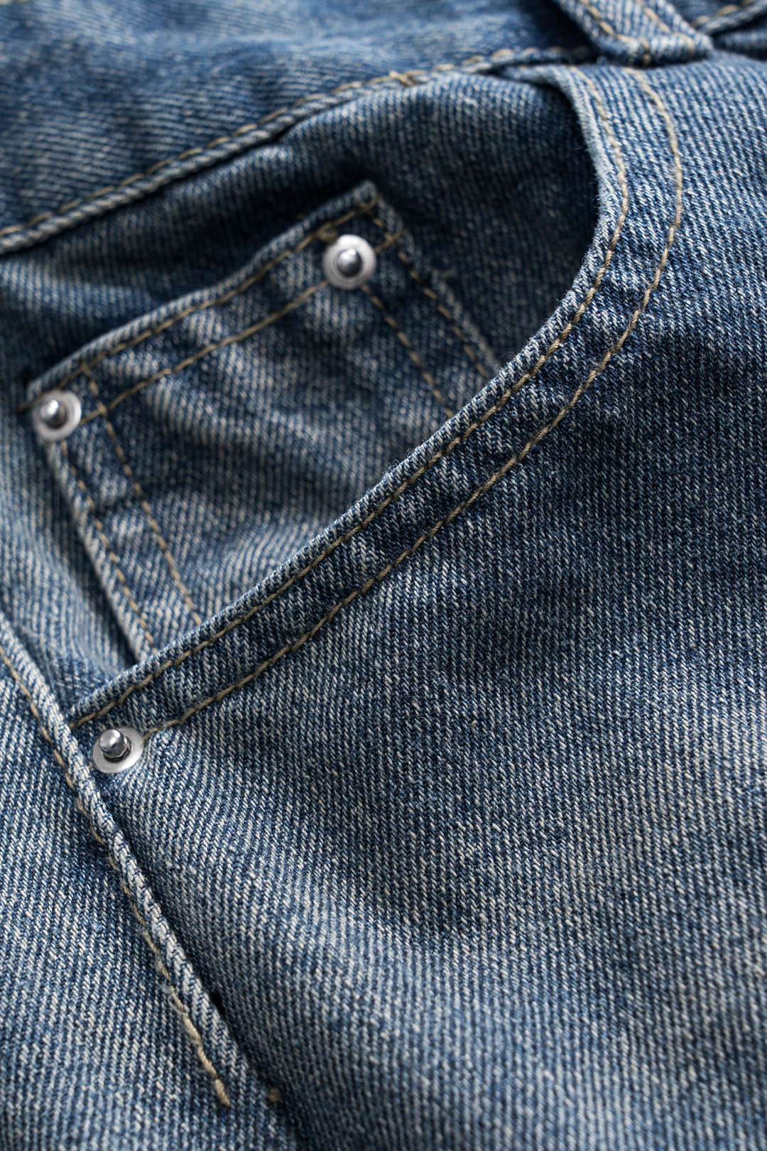 Jeans Rectos de Denim Bordados con Detalles Sutiles