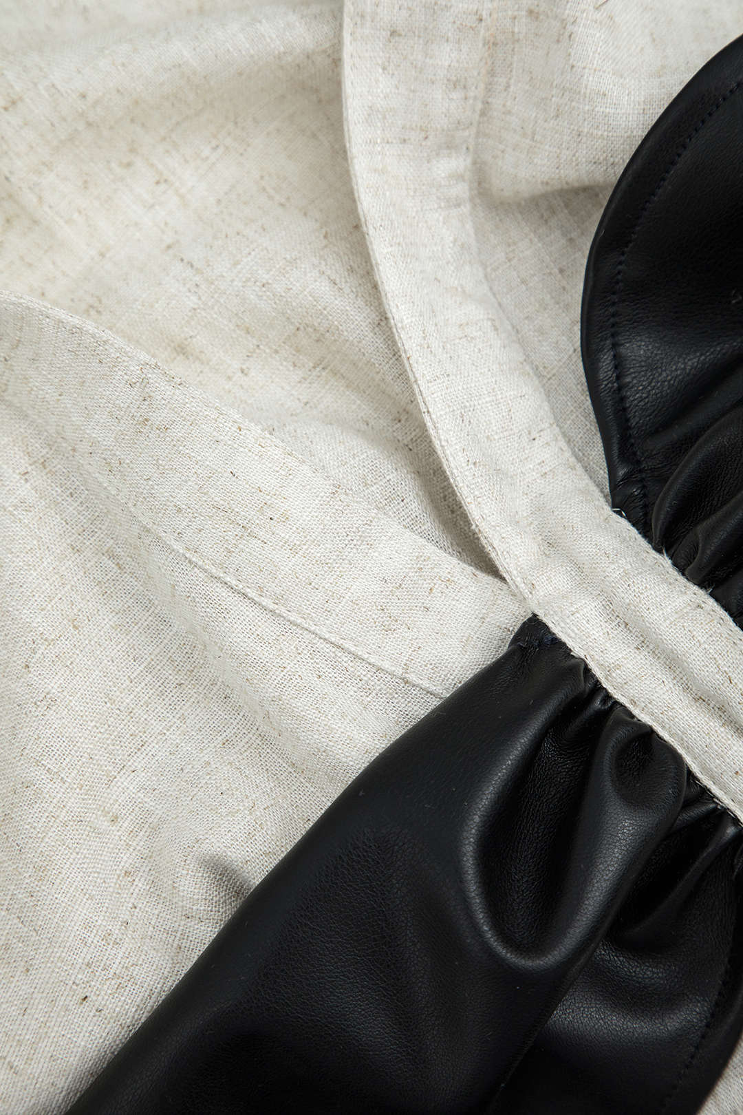 חולצת פשתן עם שרוולים ארוכים וקשתות, דמוי עור בצבע בלוק צבעוני 