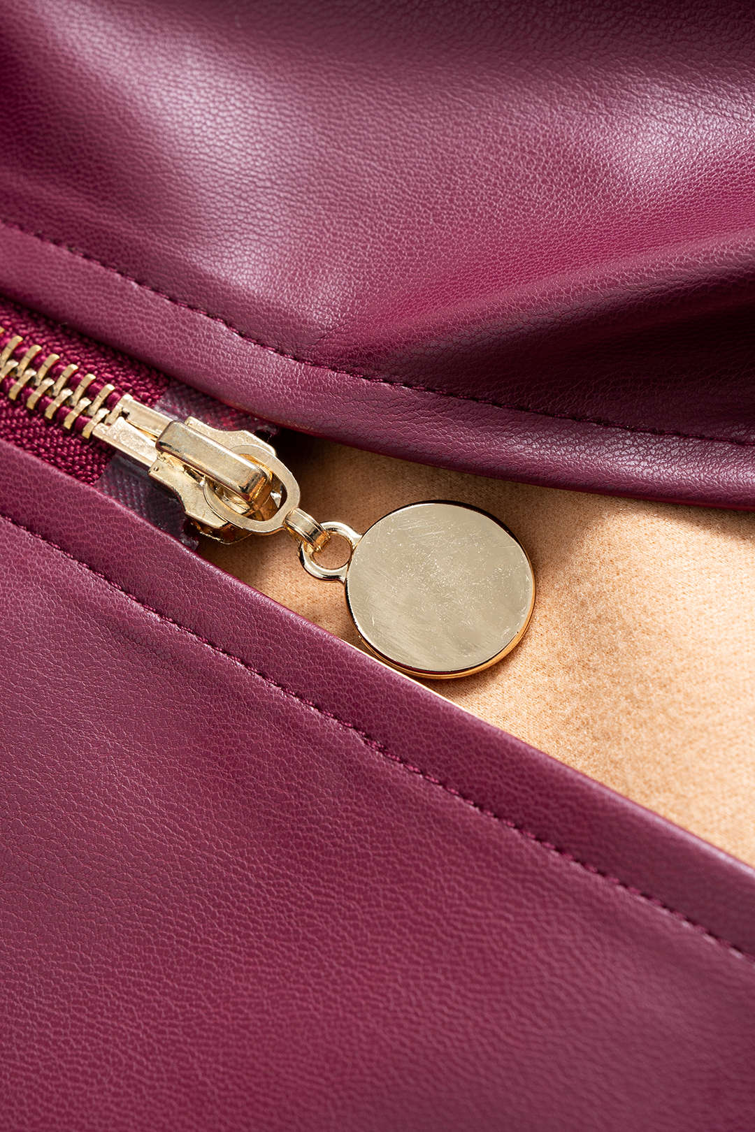 חצאית דמוית עור עם רוכסן בגזרה גבוהה 