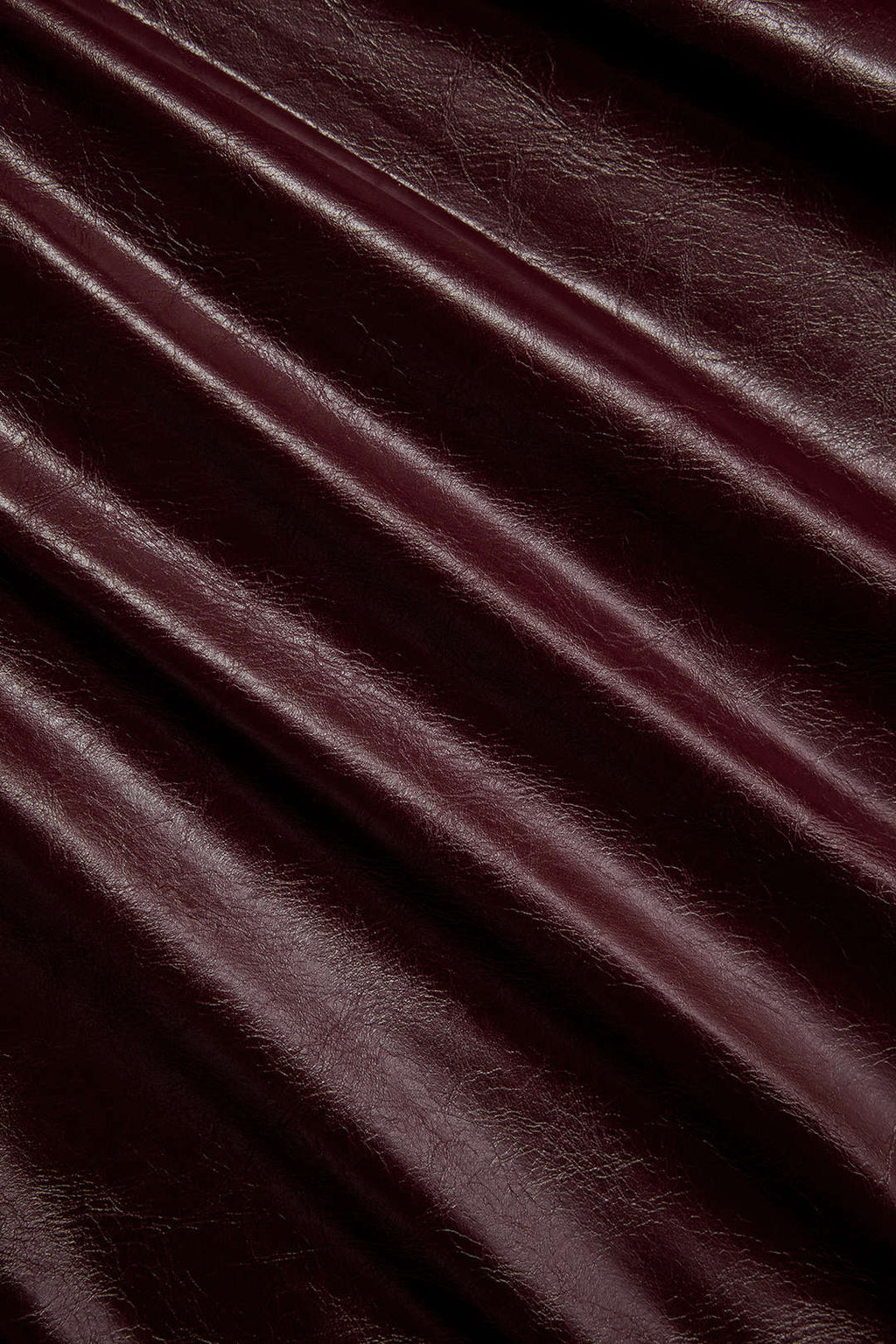 חצאית דמוית עור עם שסע צדדי 