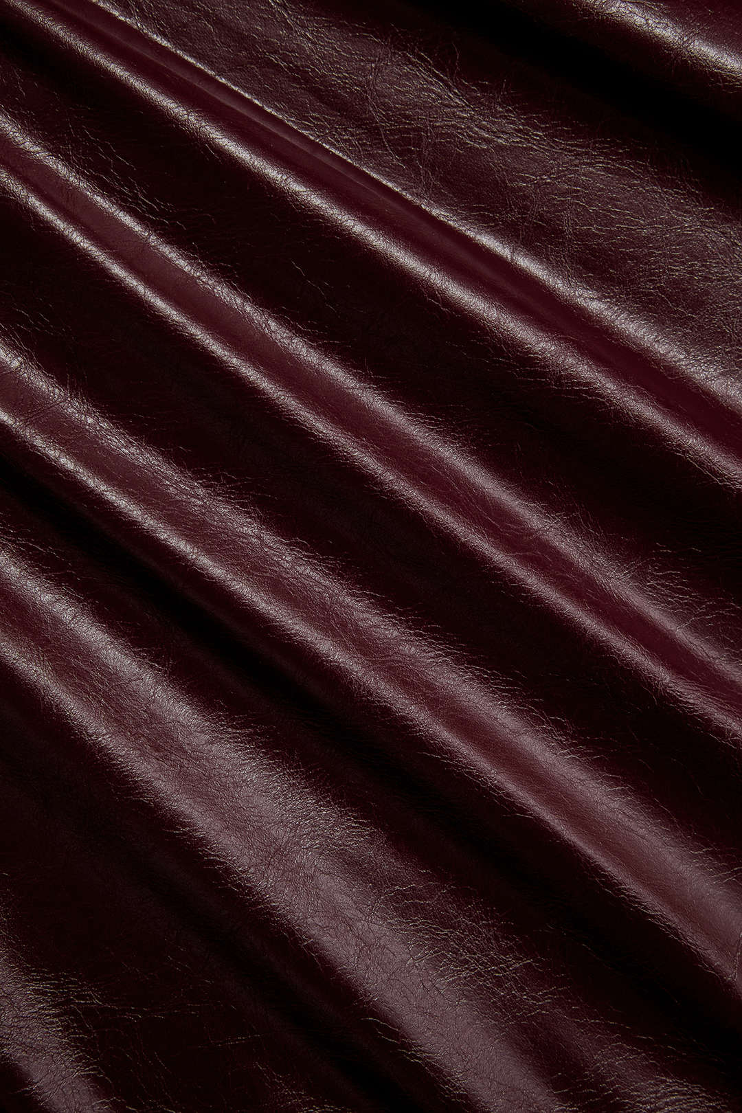 חצאית דמוית עור עם שסע צדדי 