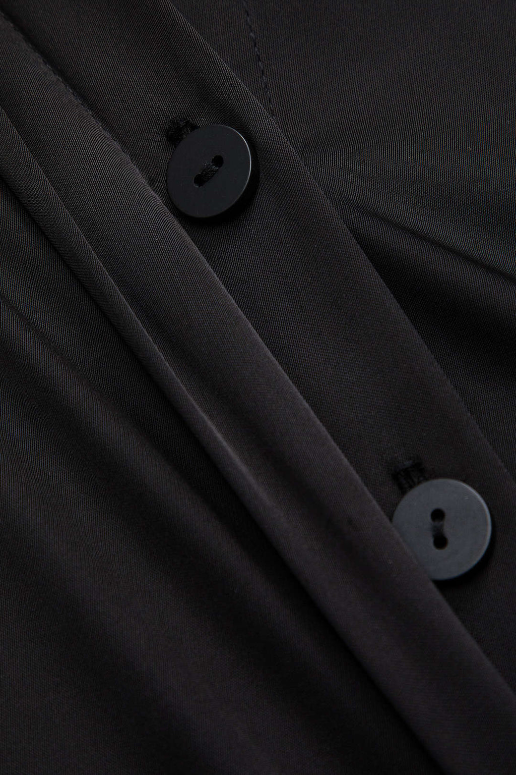 שמלת מיני עם שרוולים ארוכים, כפתורים ורוכסן, דמוי עור סאטן 