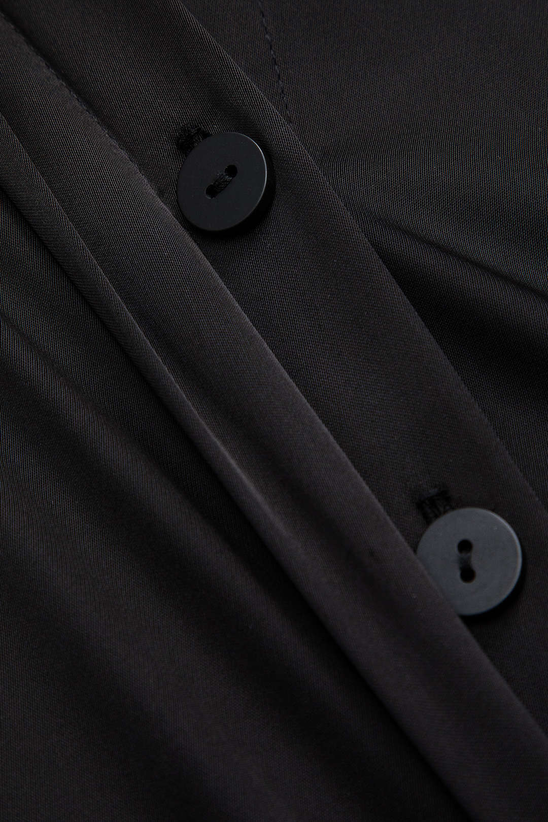 שמלת מיני עם שרוולים ארוכים, כפתורים ורוכסן, דמוי עור סאטן 