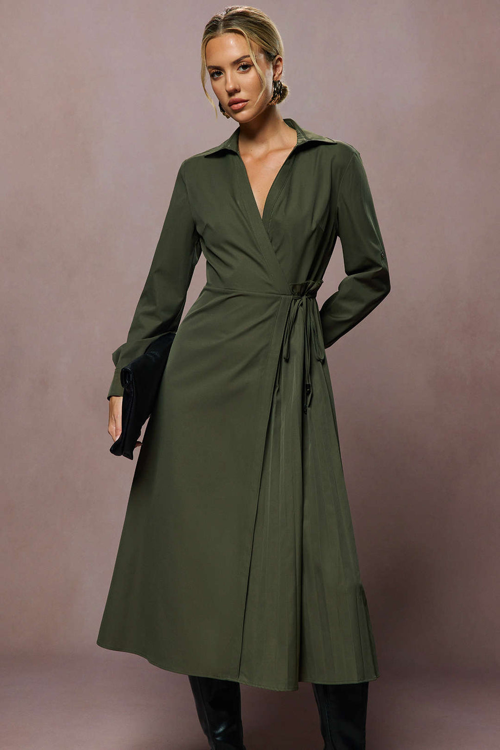 שמלת מידי עם צווארון וי ושרוולים ארוכים 