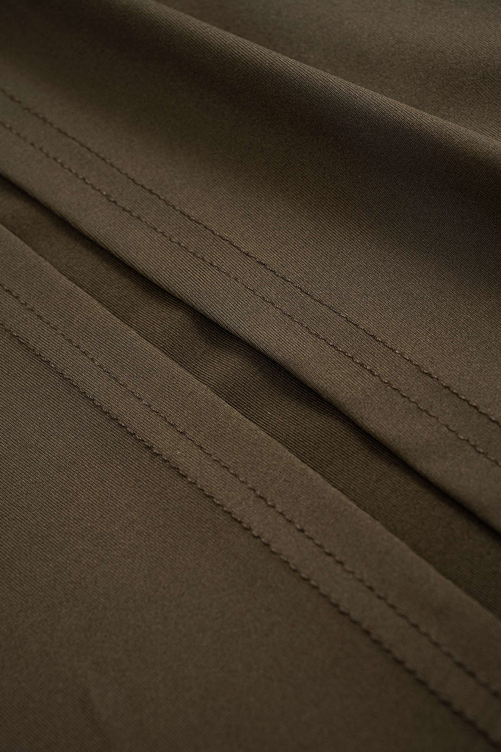 חצאית עם שסע צדדי וקשירה בחגורת עור 