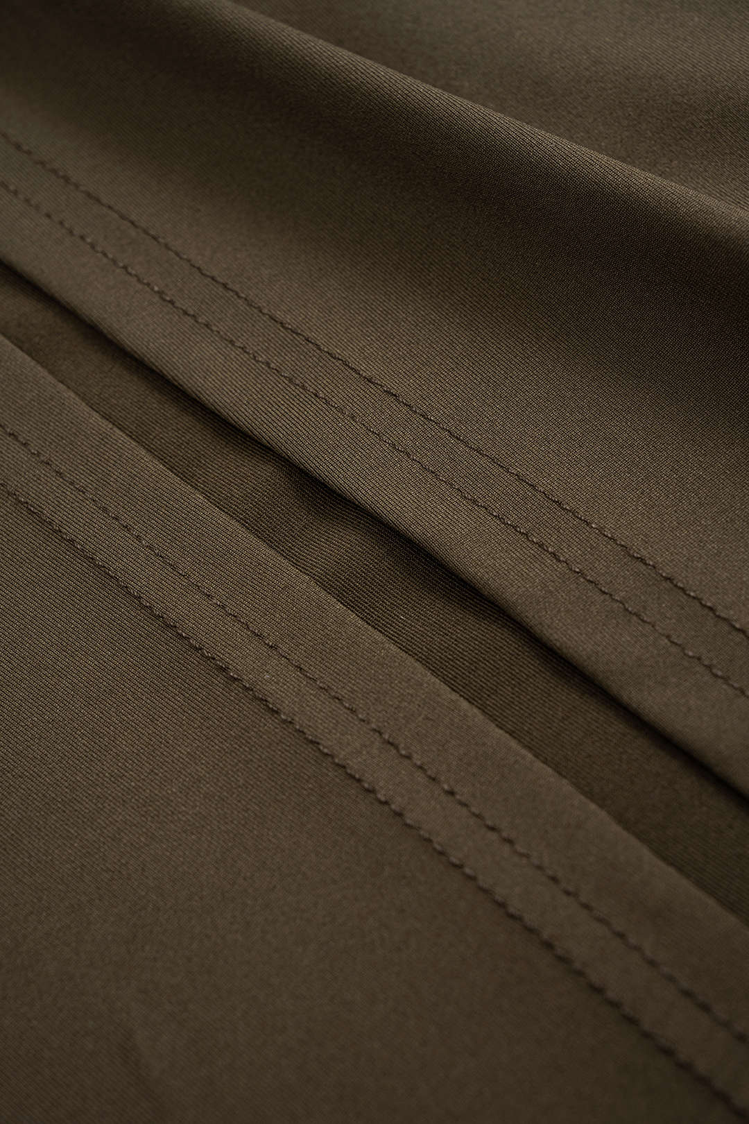 חצאית עם שסע צדדי וקשירה בחגורת עור 