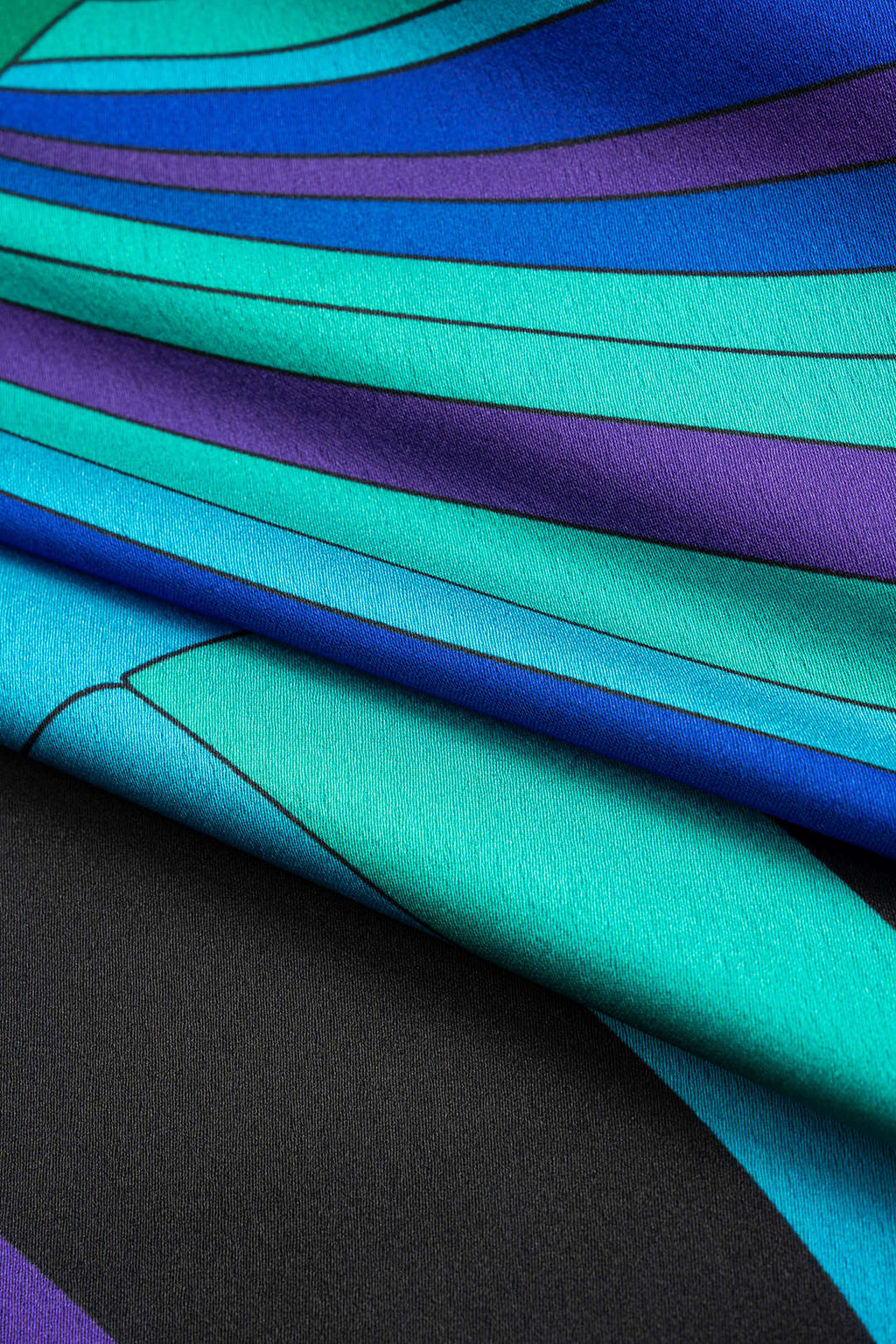 שמלת מיני עם שרוולים ארוכים וקשירה בהדפס צבעוני מופשט 