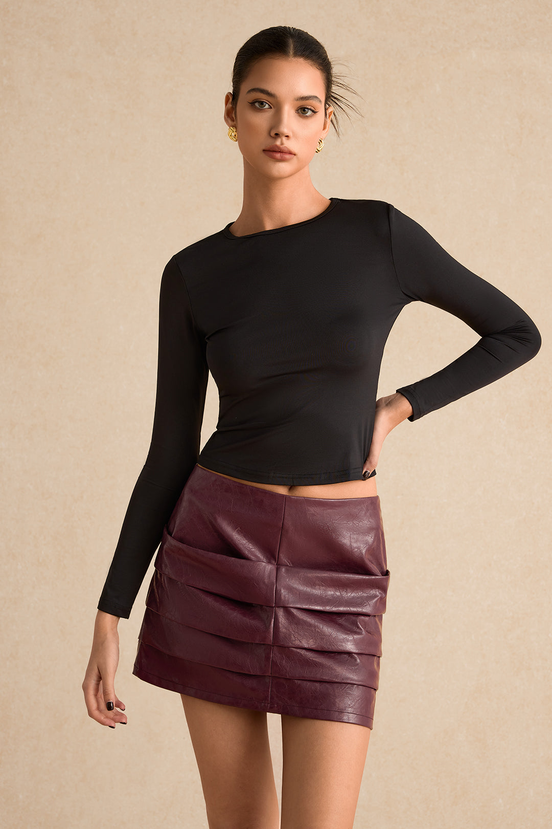 חצאית דמוית עור עם עיטורי קפלים 