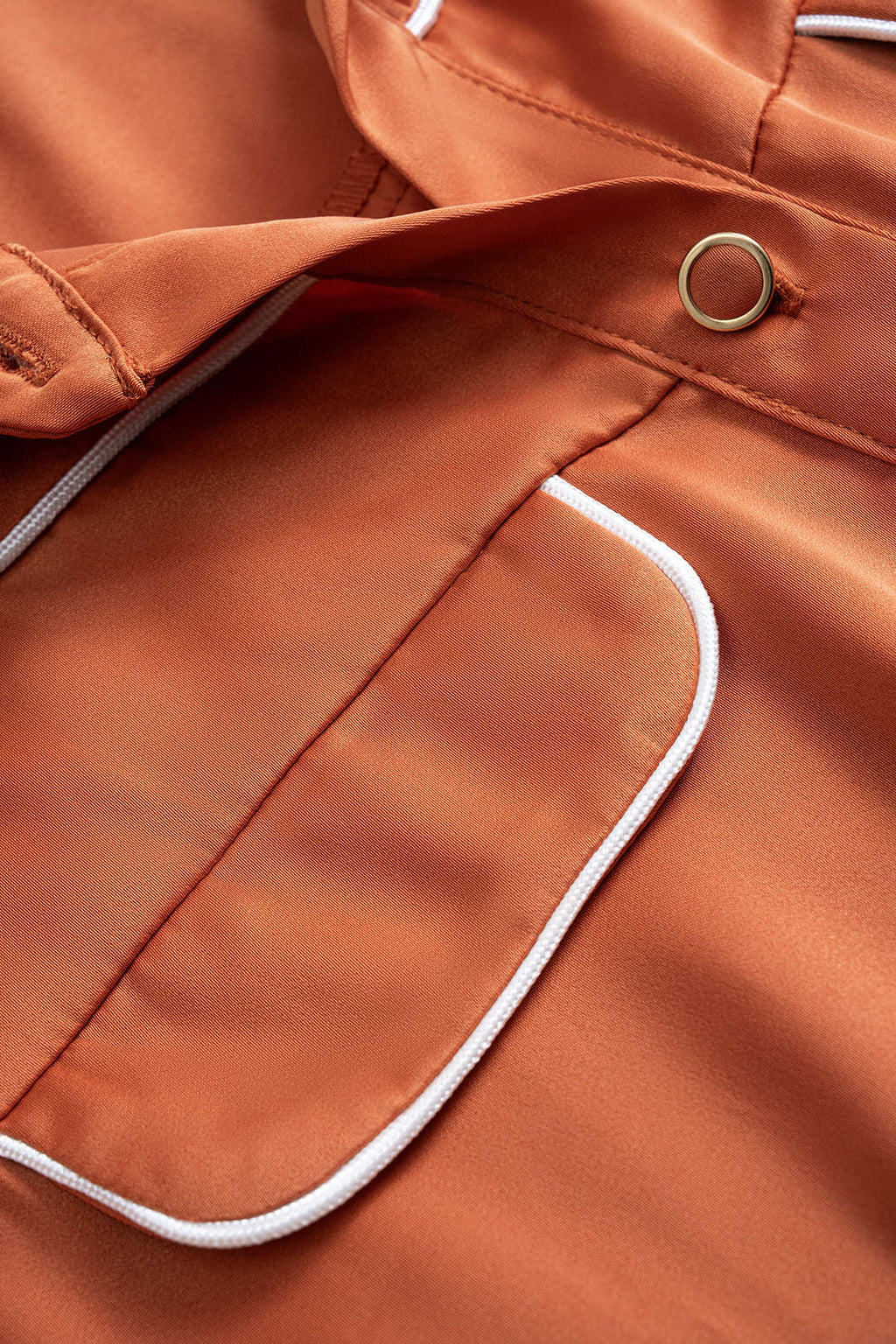 שמלת מיני ארוכת שרוולים עם קשירה מלפנים וקשירה בצבע סאטן 