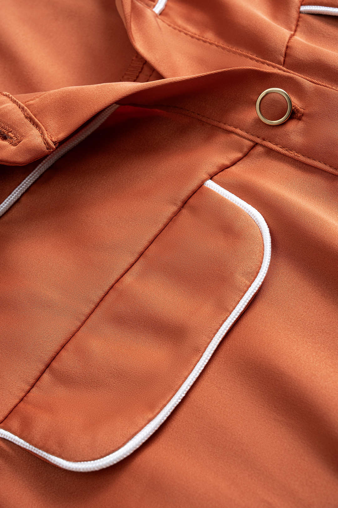 שמלת מיני ארוכת שרוולים עם קשירה מלפנים וקשירה בצבע סאטן 