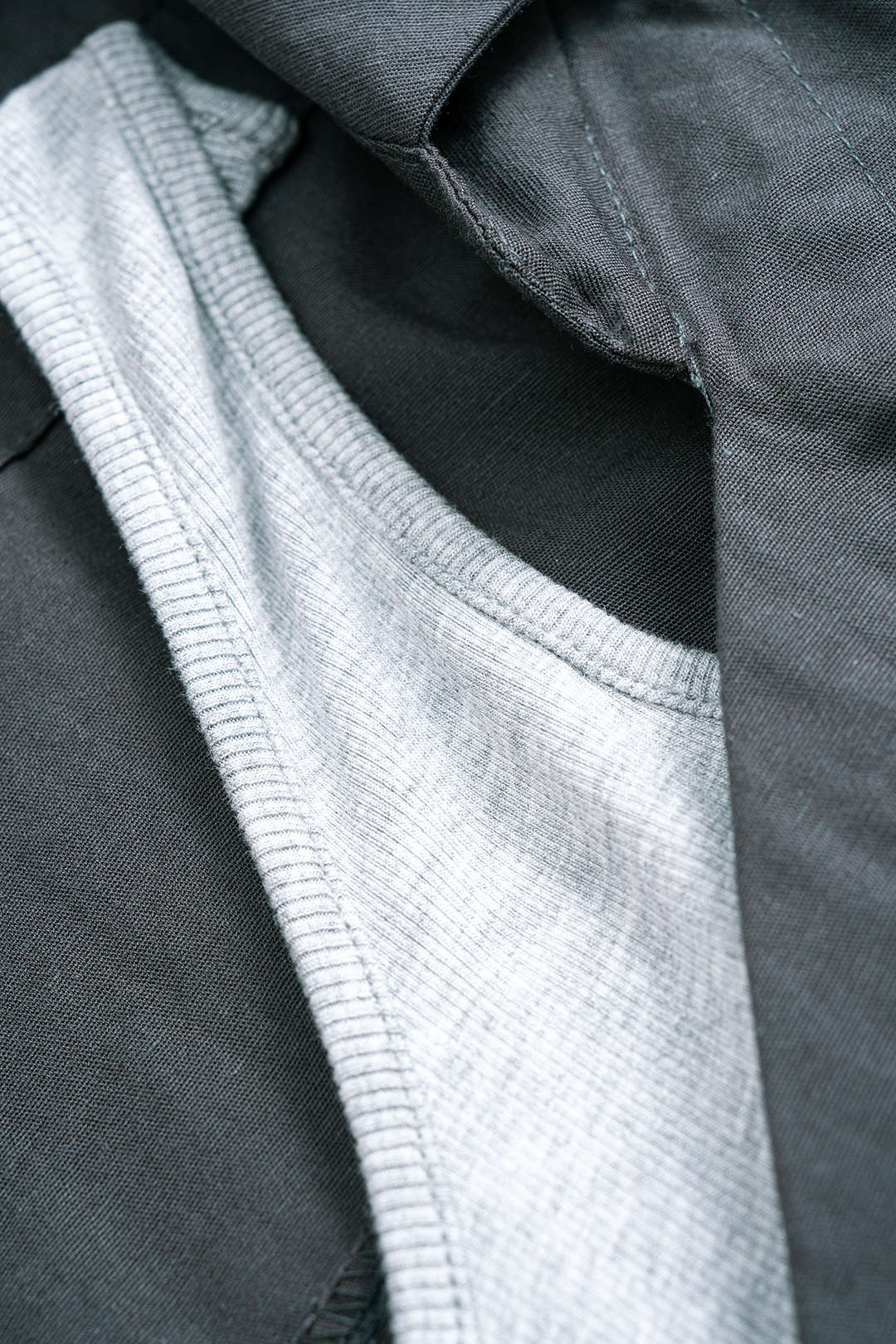 חולצה ארוכת שרוולים עם כפתורים וחגורה, כיסים מלאכותיים 