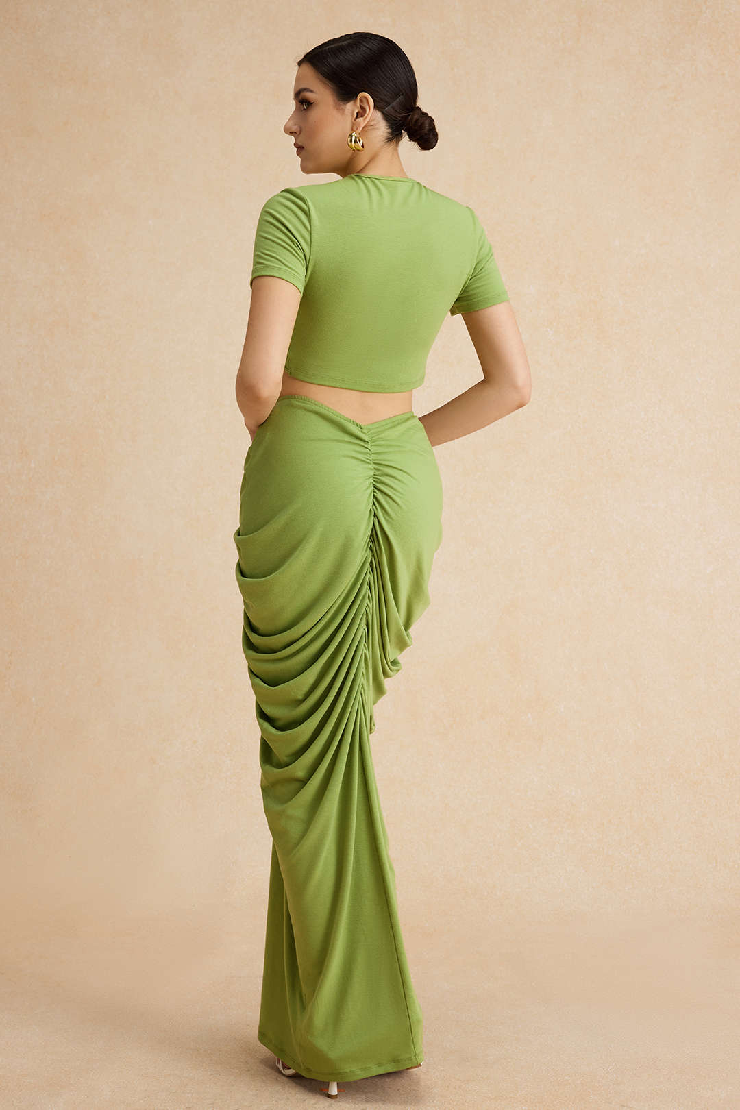 חצאית עם קפלים בעיצוב מטאלי 