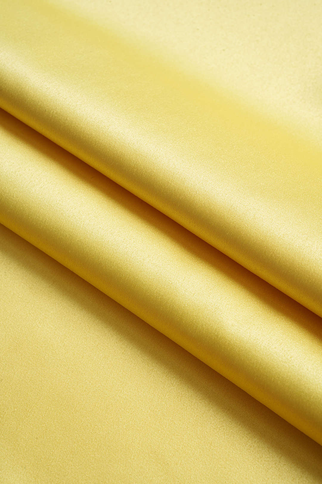 חצאית שסוע עם קפלים וקשירה של שיפון סאטן בהדפס אומברה 