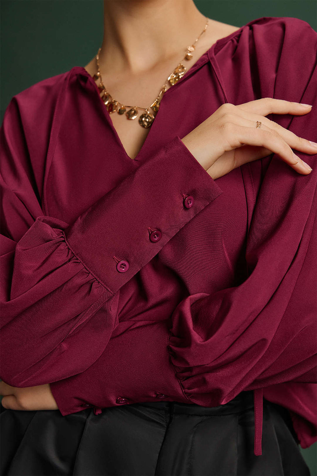 חולצה ארוכת שרוולים עם קפלים וקשירה מסאטן 