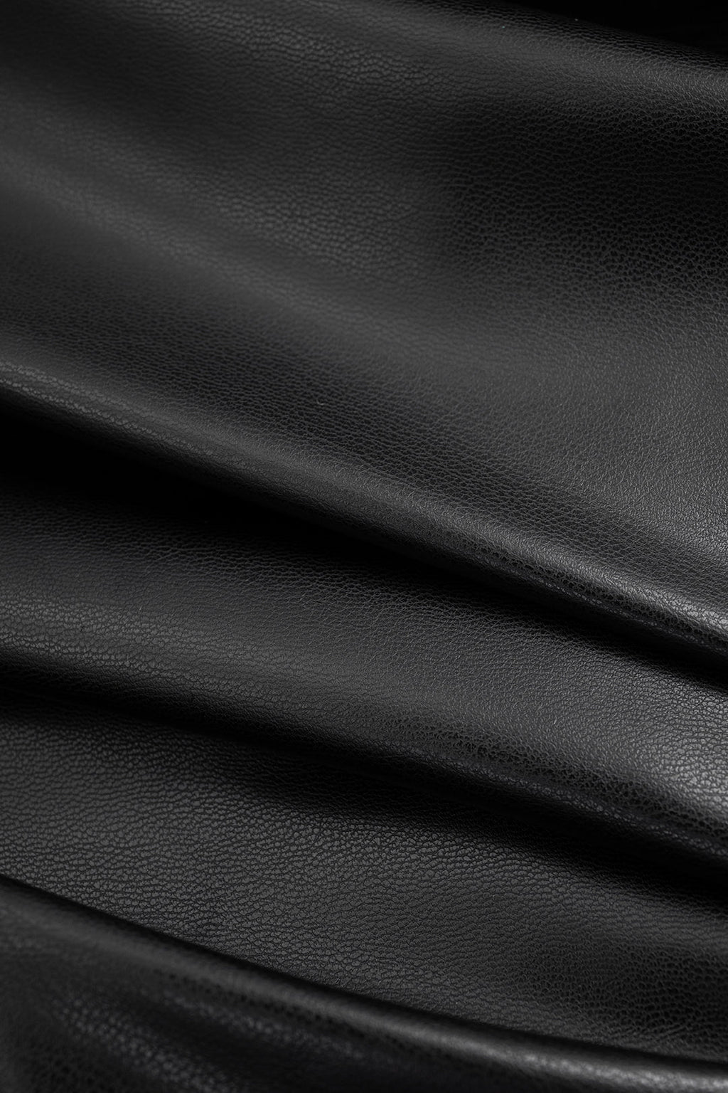 חצאית דמוית עור עם קפלים ורוכסנים מוצלבים 