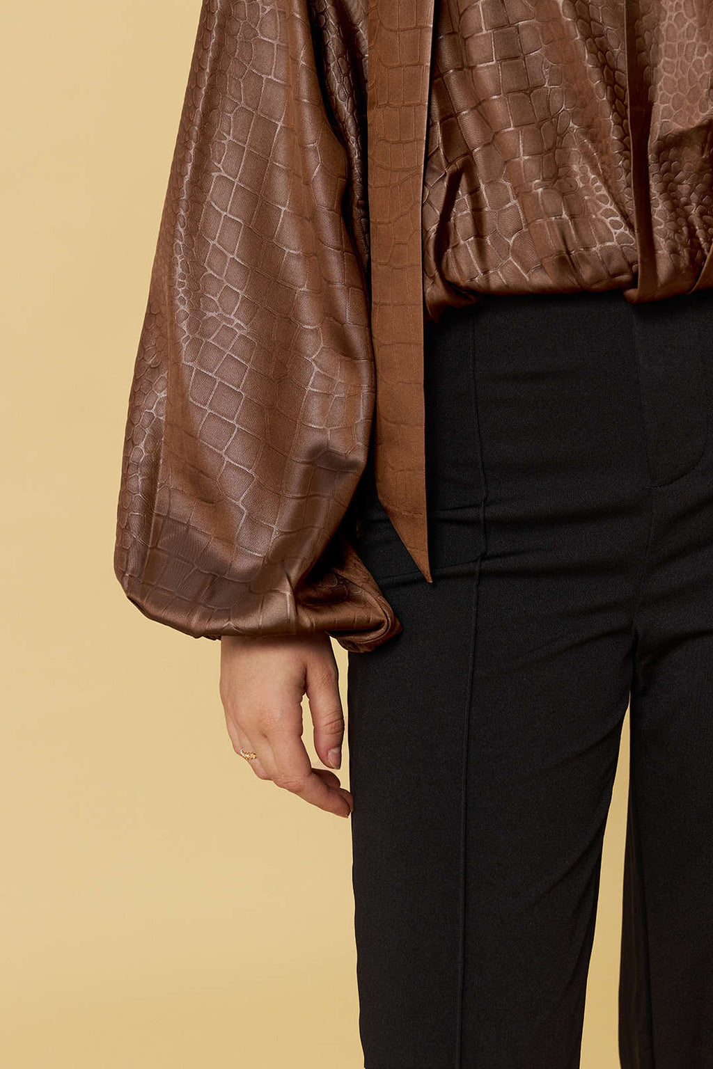 טופ ארוך עם רוכסן בטקסטורת סאטן וצעיף 