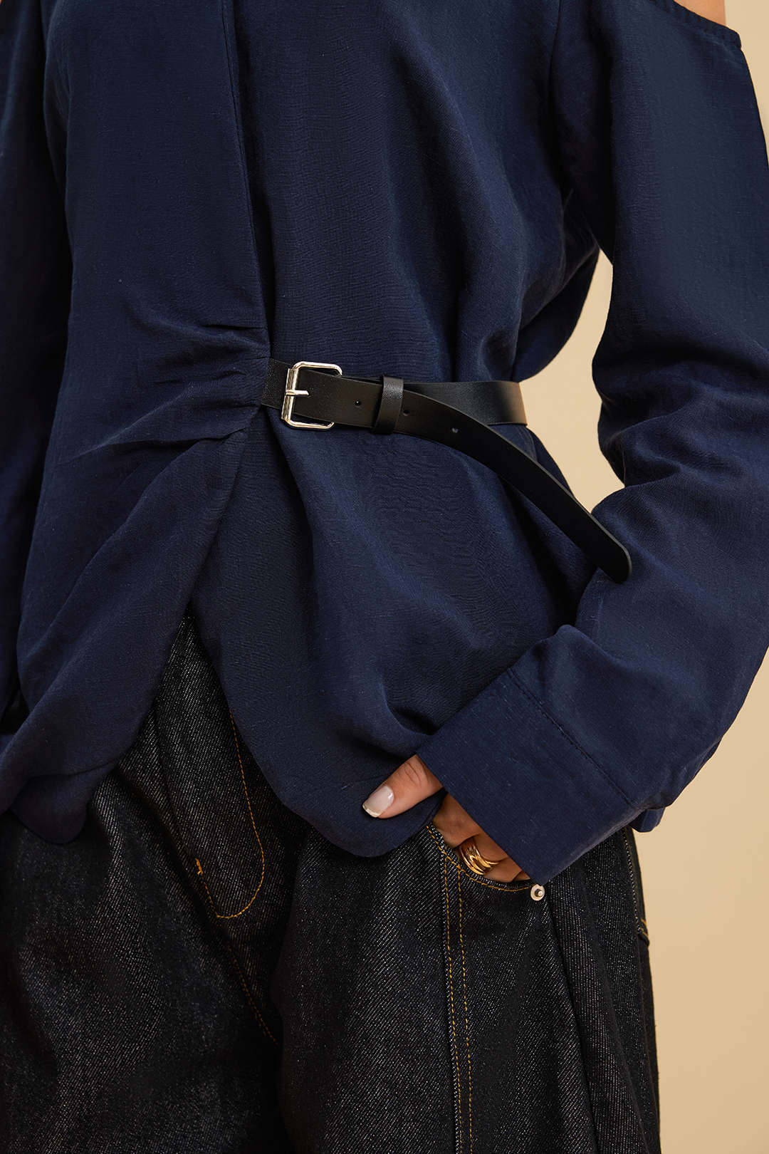 חולצה ארוכת שרוולים א-סימטרית מפשתן עם חגורה 