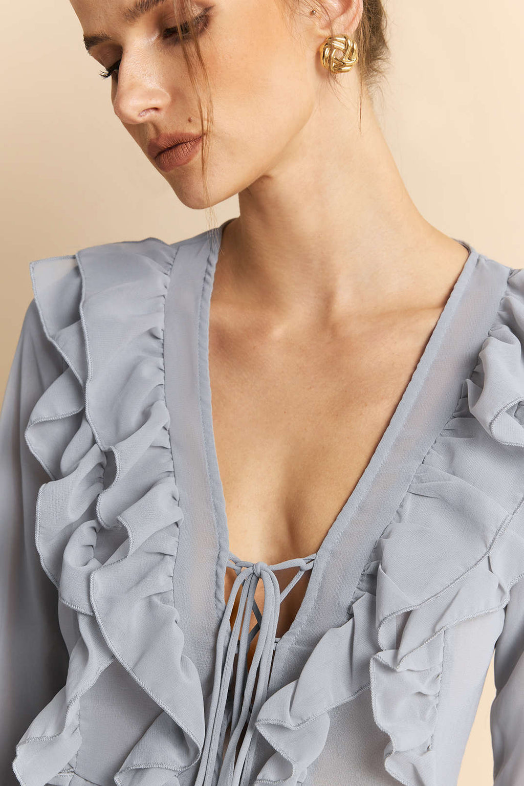 שמלת מיני ארוכת שרוולים עם קפלים וצווארון V בצבע שיפון 