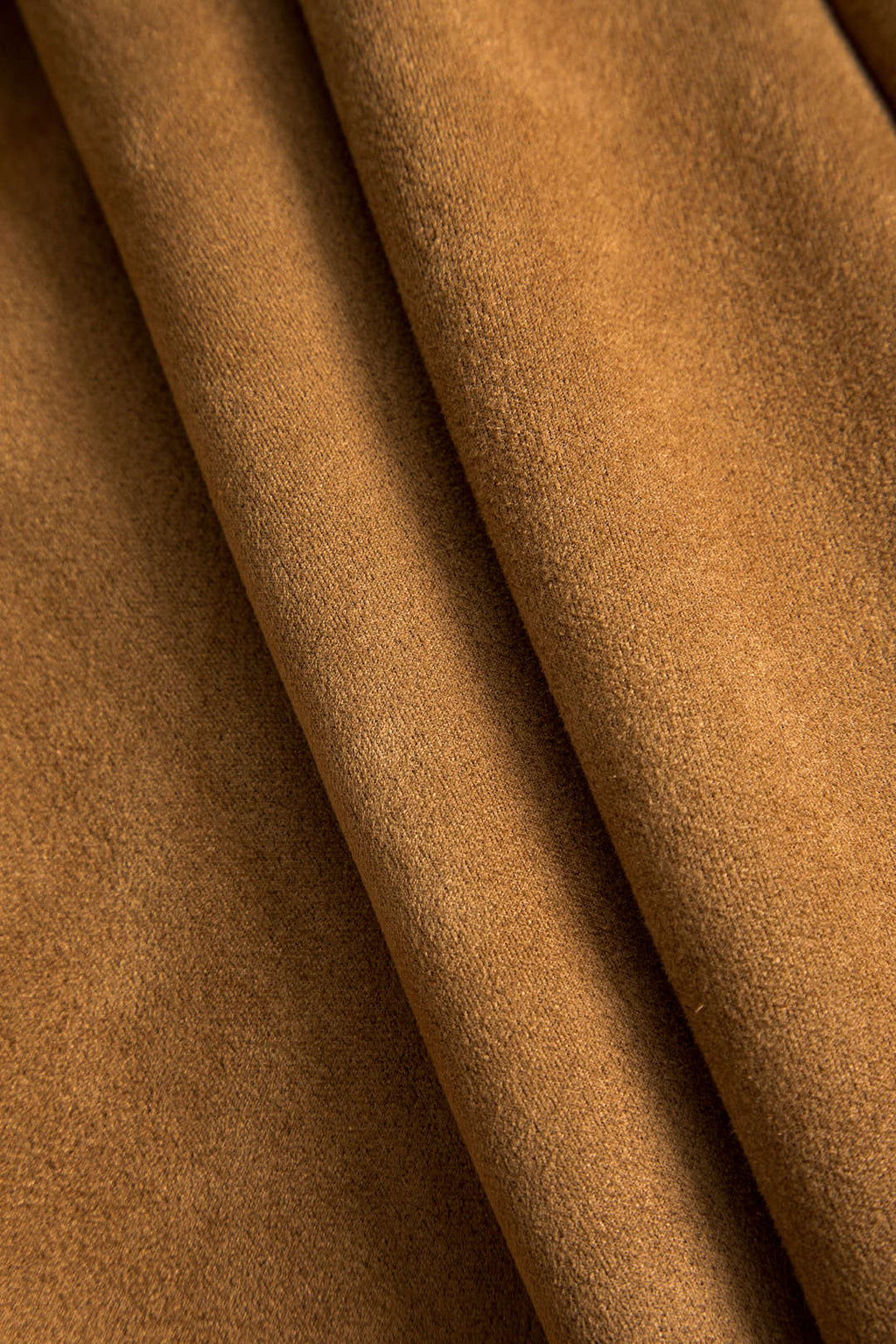 חצאית זמש מטאלית עם כפתורים ופתח גבוה 