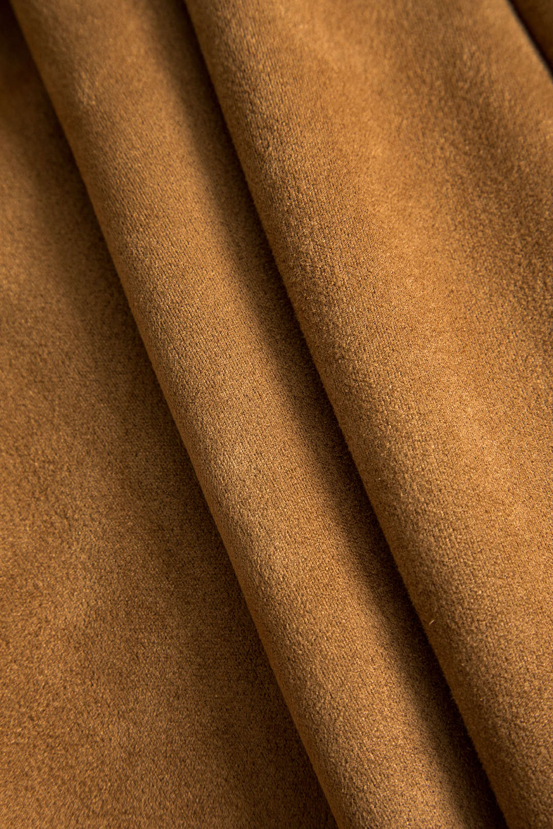 חצאית זמש מטאלית עם כפתורים ופתח גבוה 