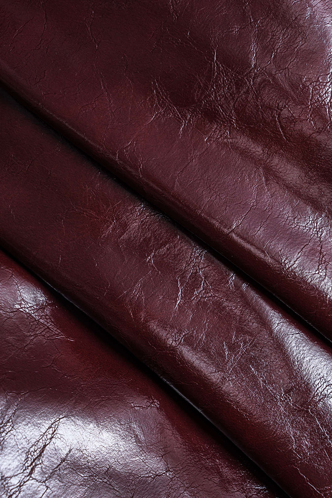 חצאית דמוית עור עם כפתורים מטאליים בגזרה גבוהה 