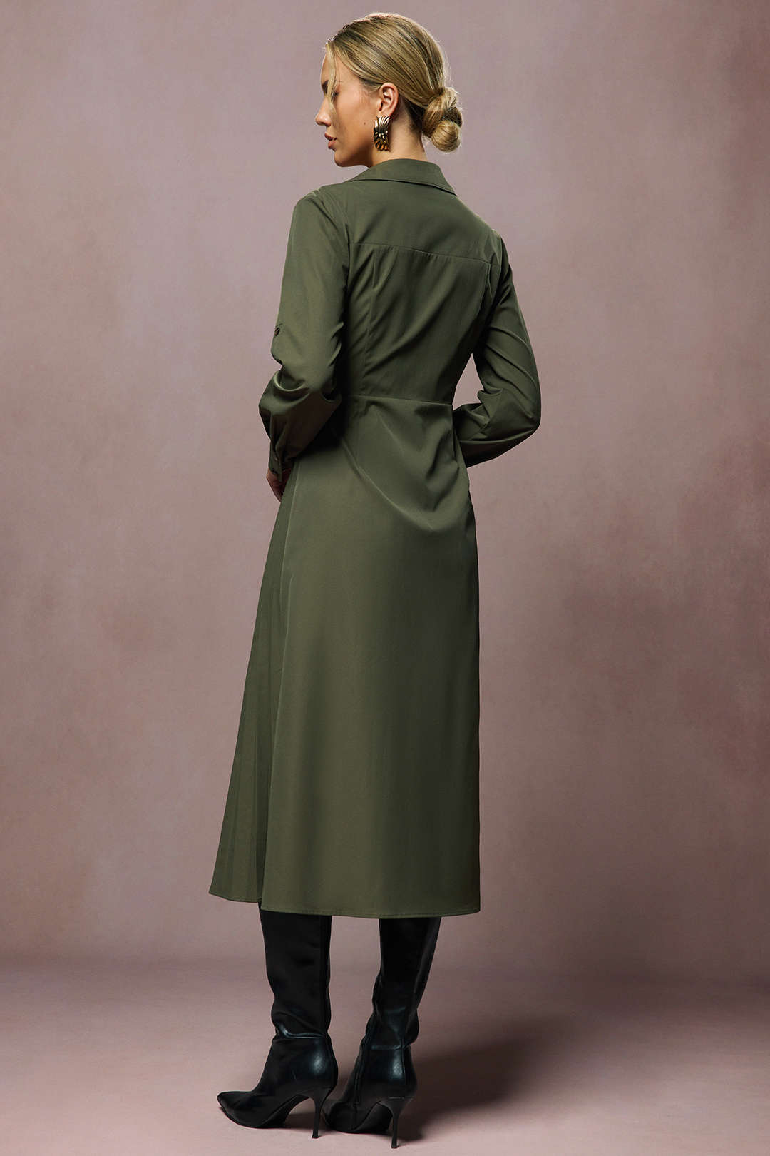 שמלת מידי עם צווארון וי ושרוולים ארוכים 