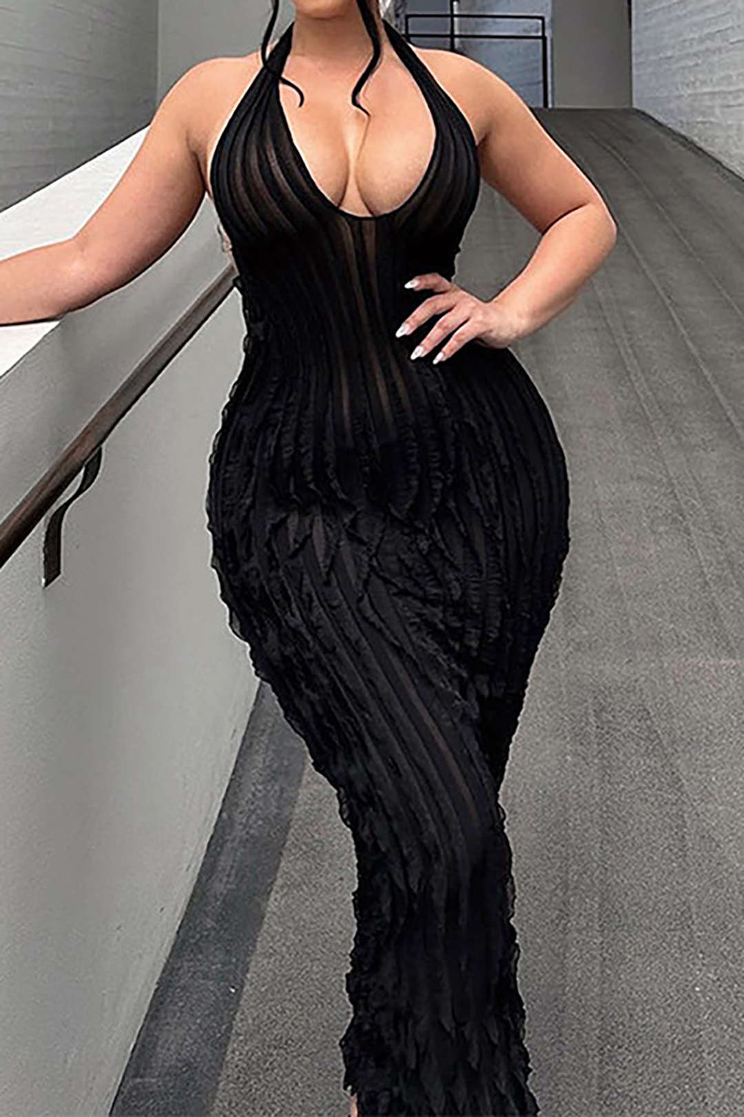 Vestido Maxi Halter Transparente Texturizado Con Volantes