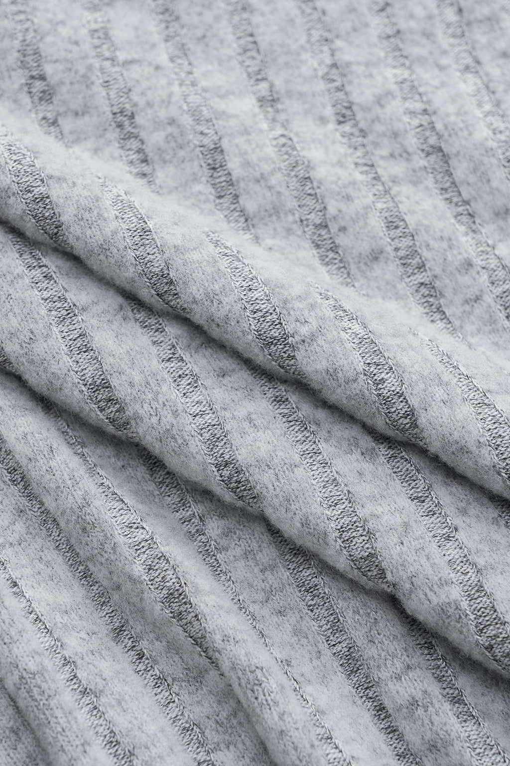 שמלת מיני עם שרוולים ארוכים וצווארון גבוה עם קשירה 