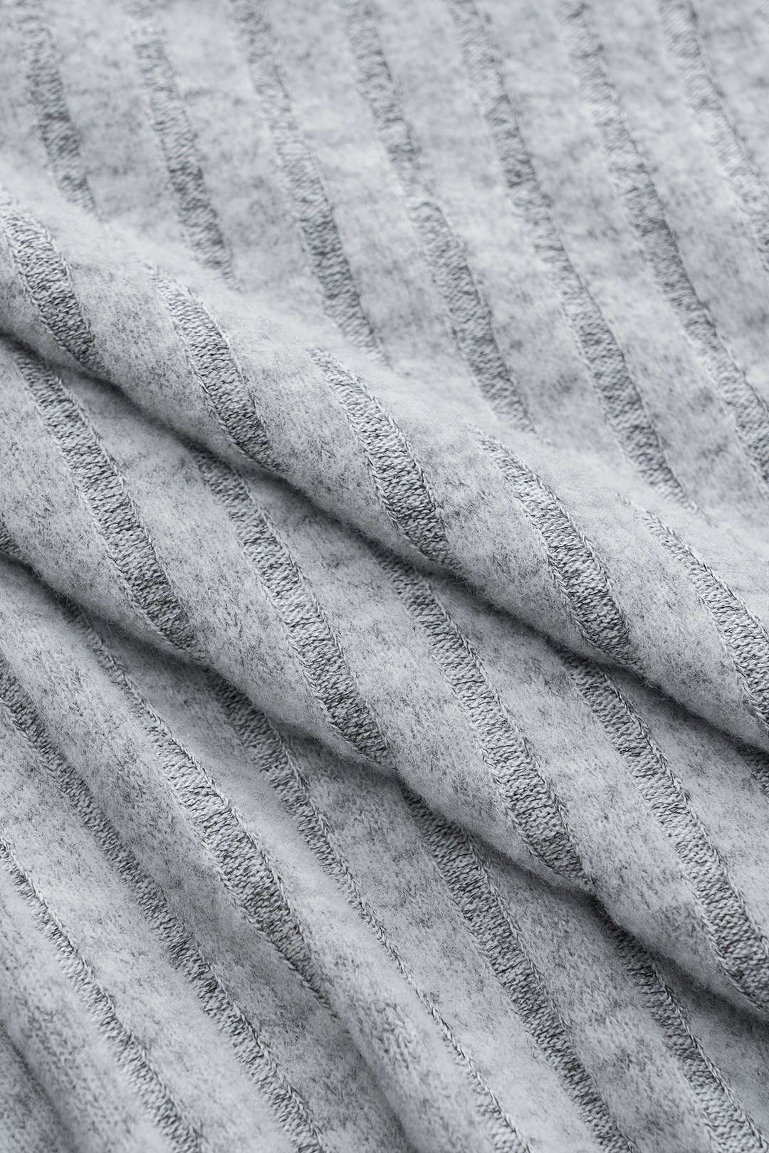 שמלת מיני עם שרוולים ארוכים וצווארון גבוה עם קשירה 