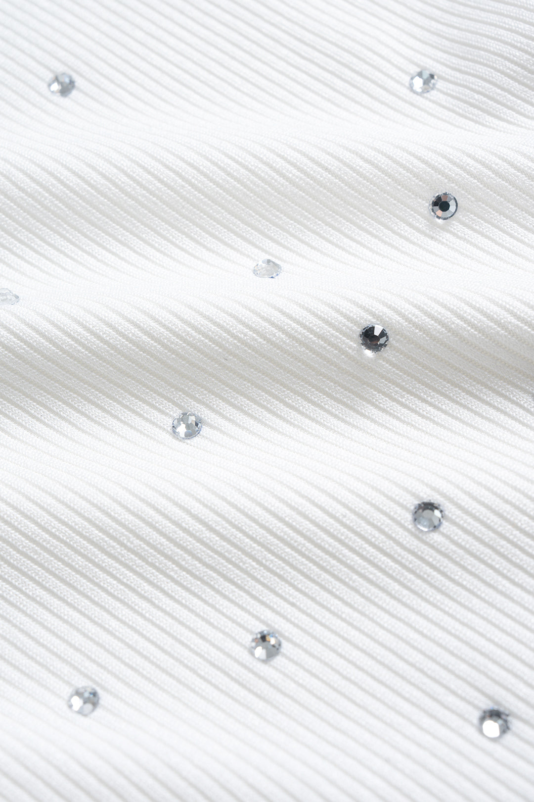 חולצת טי עם שרוולים ארוכים וצווארון מרובע עם קישוטי אבני חן 