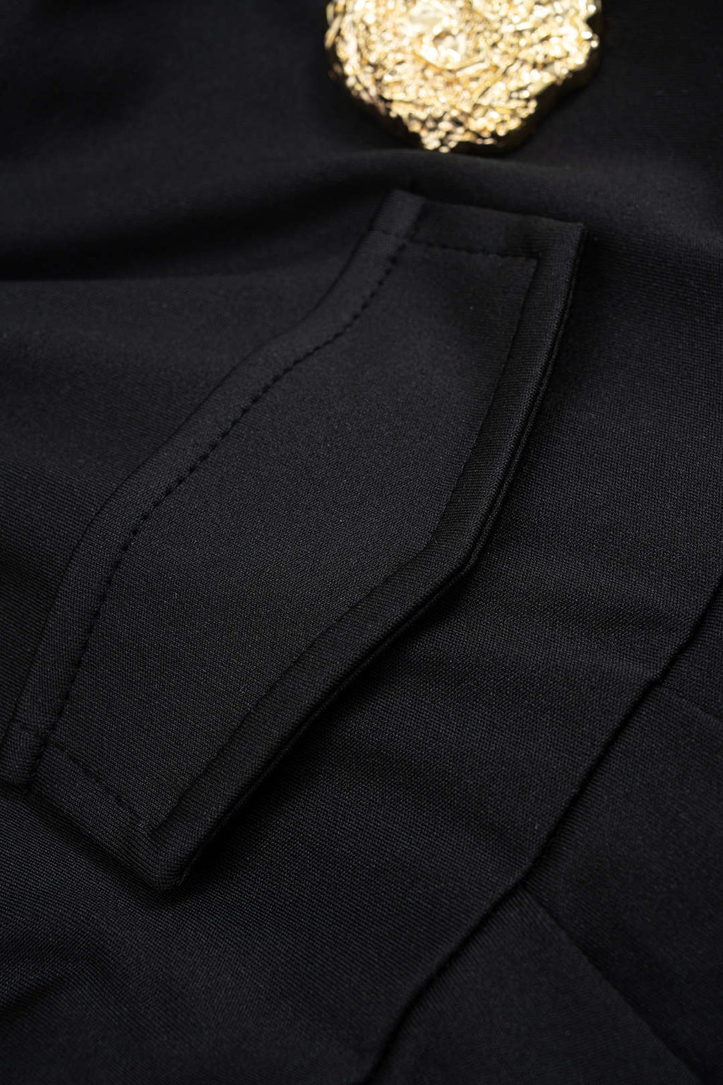 שמלת מיני עם שרוולים ארוכים וקשירה עם כפתורים מטאליים 