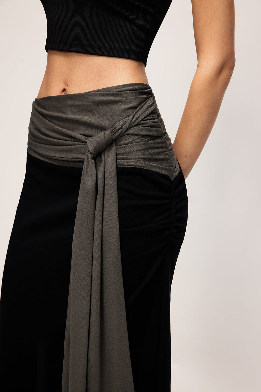 חצאית קשירה בגזרה גבוהה 