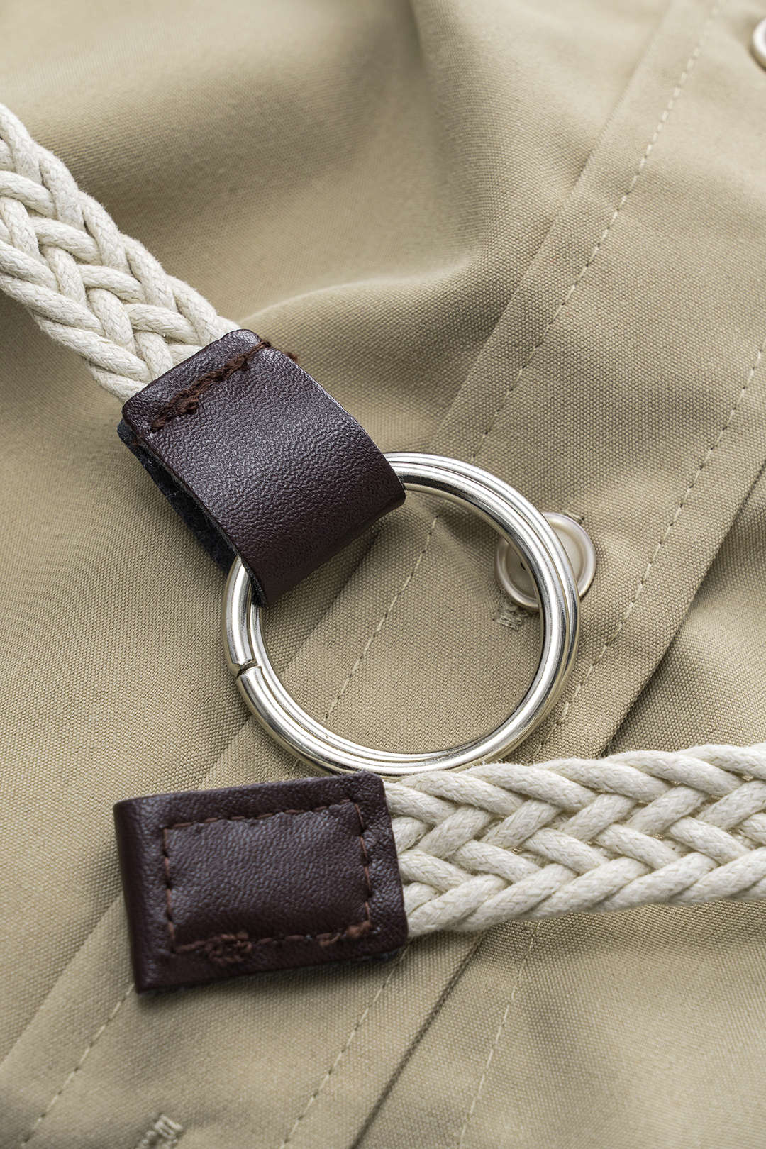 שמלת מיני עם שרוולים ארוכים, כפתורים וכיסים עם חגורה 