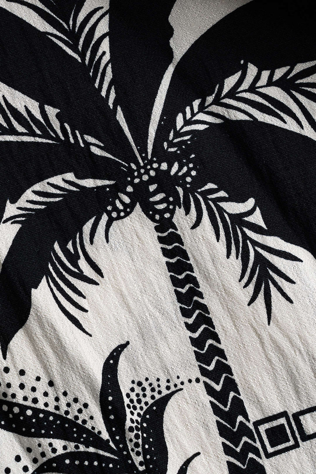 חצאית מקומטת עם הדפס גיאומטרי של דקל קוקוס 