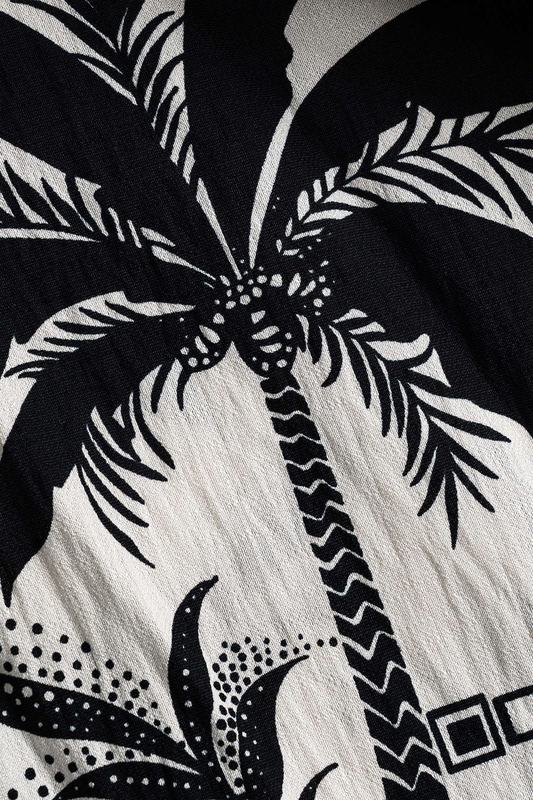 חצאית מקומטת עם הדפס גיאומטרי של דקל קוקוס 