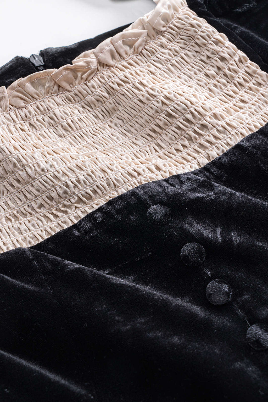 שמלת מיני עם שרוולים ארוכים ורוכסן עם כפתורים וטלאים מקטיפה 