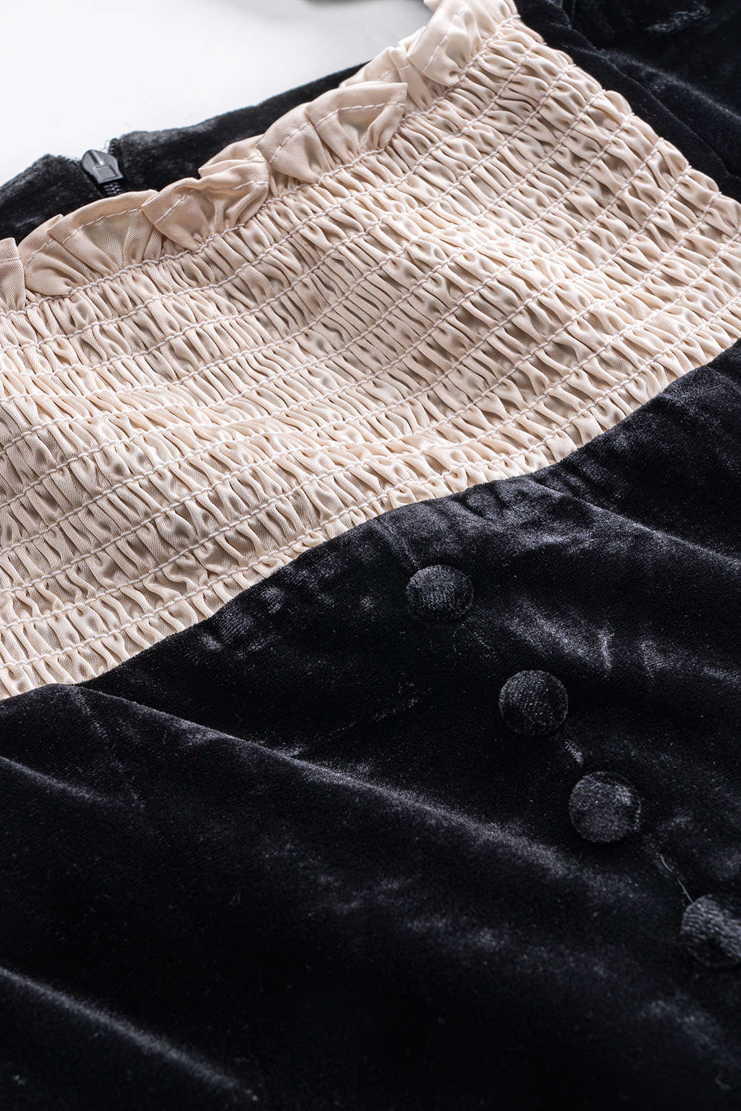 שמלת מיני עם שרוולים ארוכים ורוכסן עם כפתורים וטלאים מקטיפה 